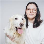 Passionnée par les chiens, c’est avec plaisirs que je vous aiderais à éduquer votre compagnon à quatre pattes